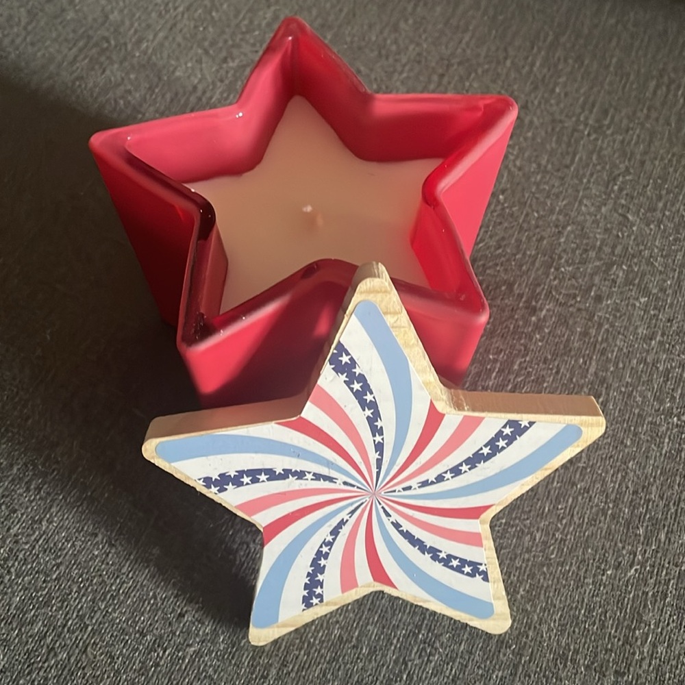 Star-Shaped Red and Blue Raspberry & Whipped Vanilla 9.5 Oz Candle Aldi